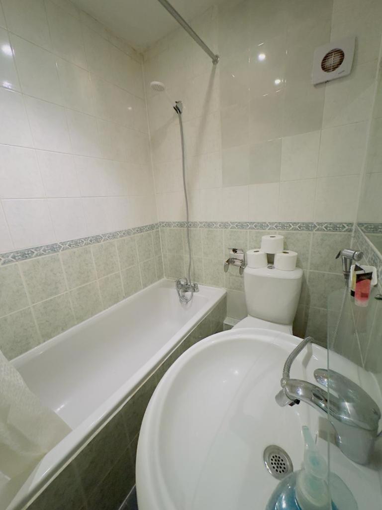 Bright Budget Studio Apartment In Central 런던 외부 사진