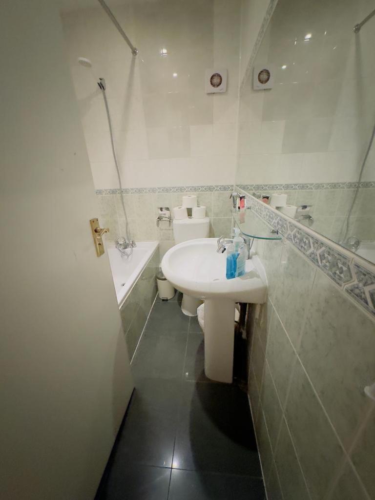 Bright Budget Studio Apartment In Central 런던 외부 사진
